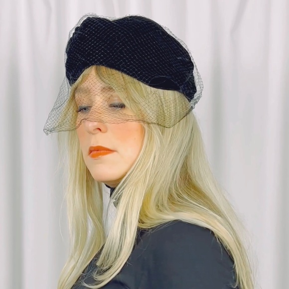 Vintage 1950's Eatons of Canada Black Velvet Fascinator Pillbox Hat with Lace - Picture 9 of 14